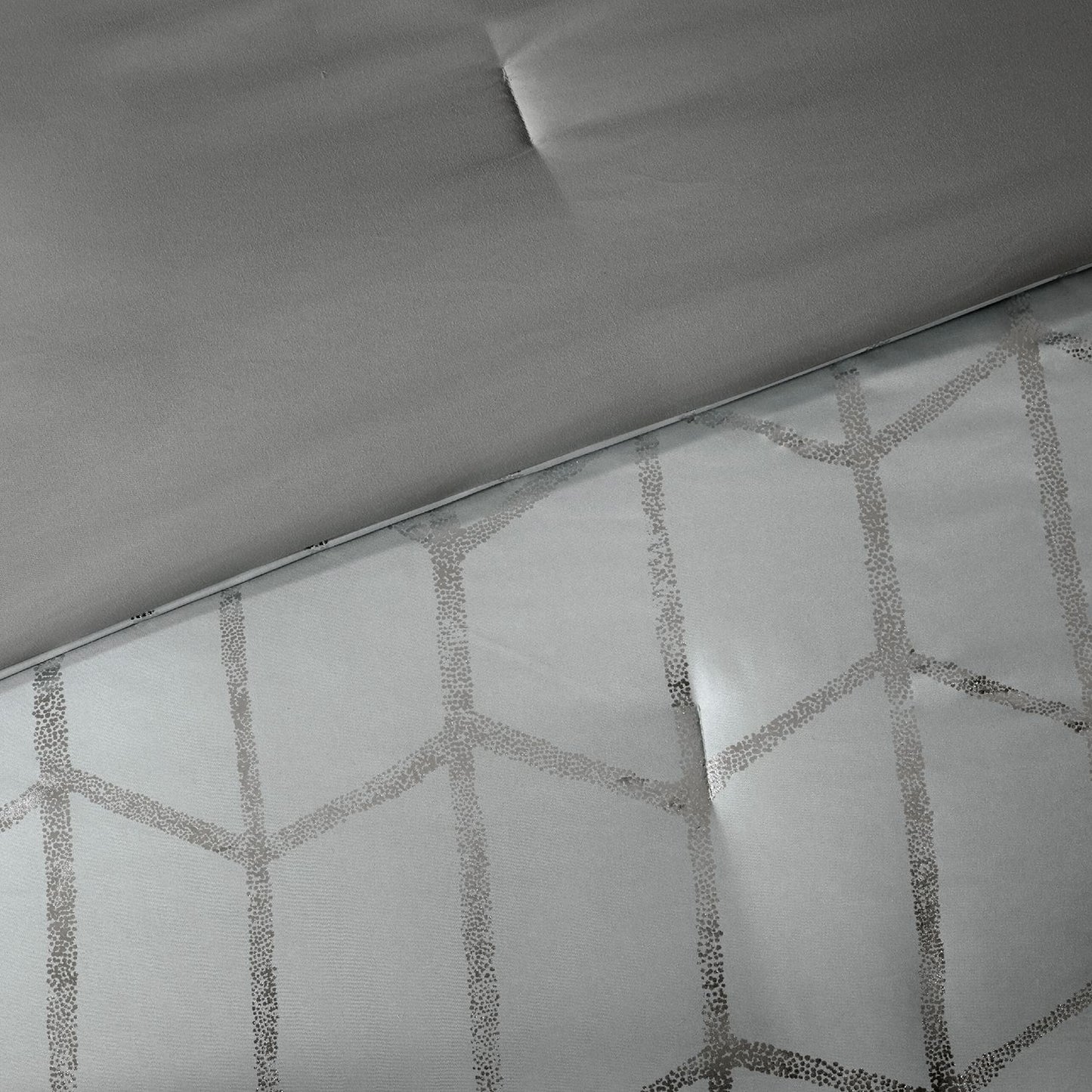 Intelligent Design Khloe Metallic Geometric Printed Comforter Set with Throw Pillows, Full/Queen